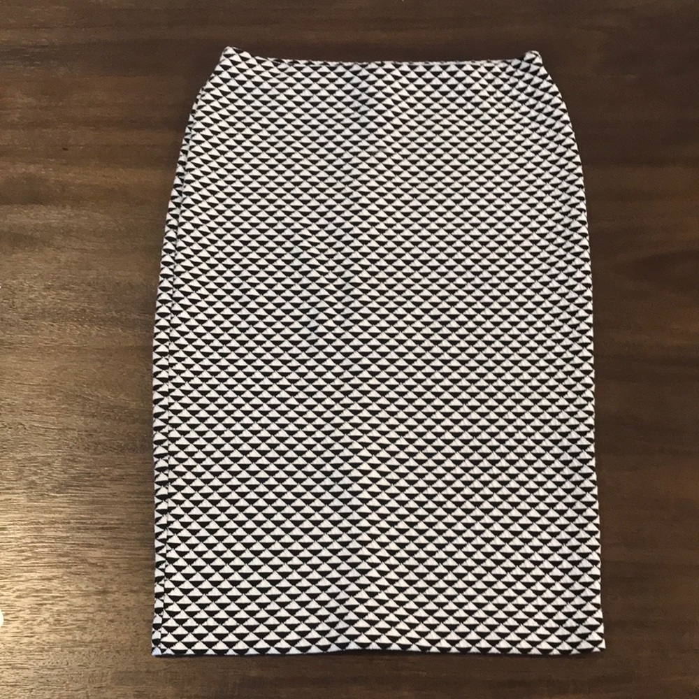 H&M Triangle Pattern Pencil Stretch Skirt Size Small 99% Polyester 1% Elastane